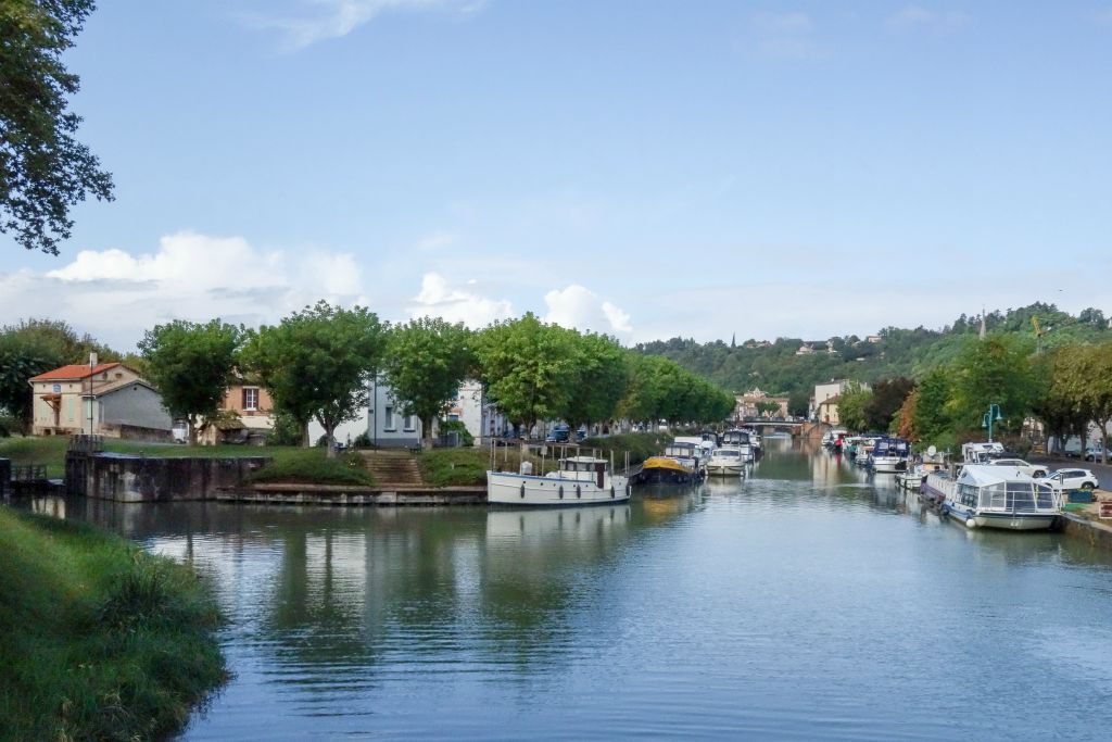 Port de Moissac avec, à gauche, l'écluse de descente vers le Tarn